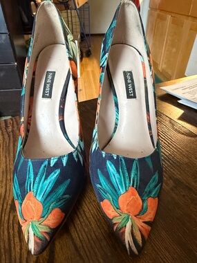 Nine West Teal & Orange Floral Pointed Pumps